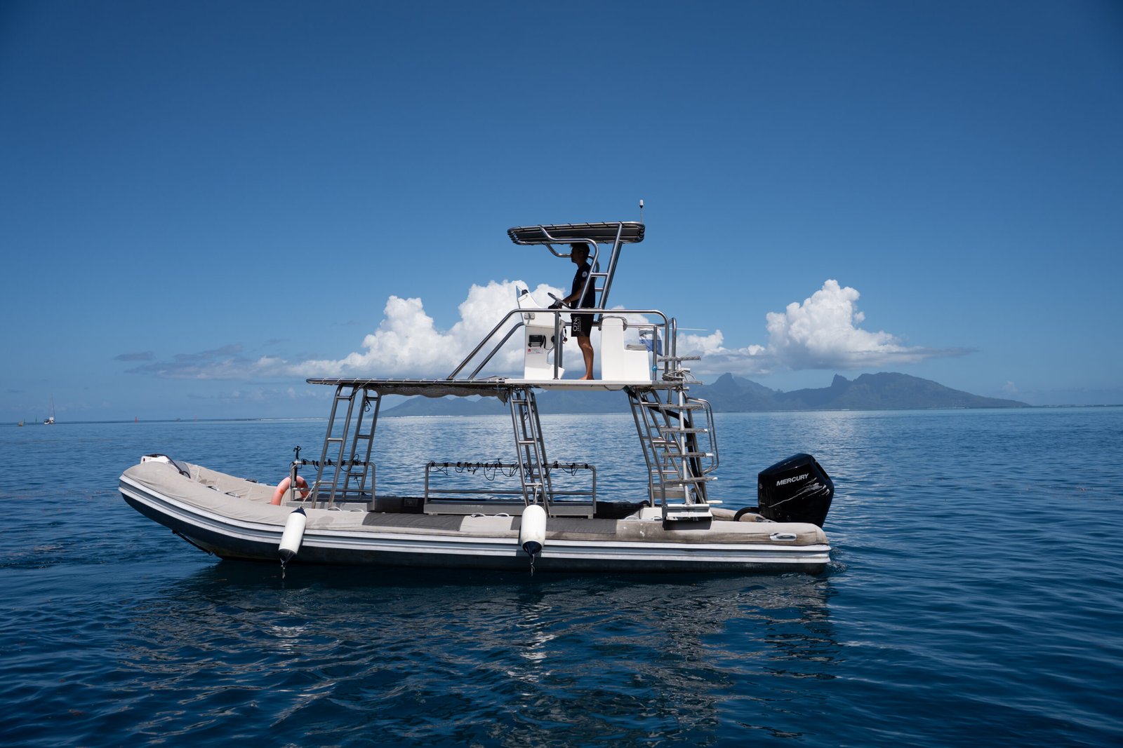 Le Babouche One, bateau de Dive and Sea Tahiti avec son toit pour l’observation des baleines