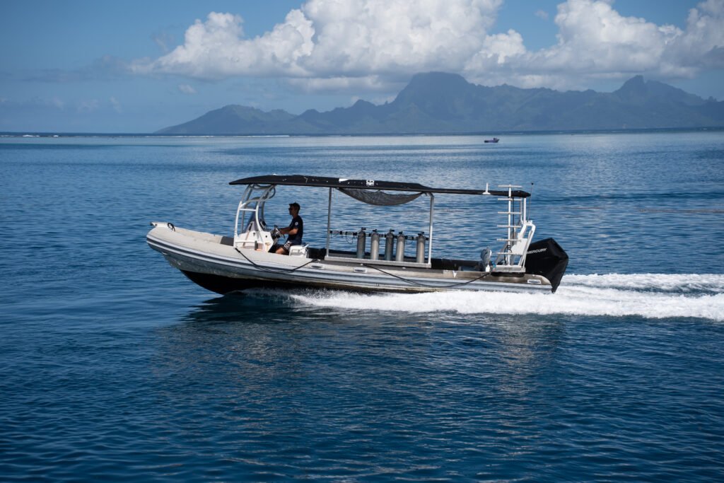 Aquarium Tahiti : Plongée Inoubliable avec Dive & Sea Tahiti 8 Le bateau de plongée SARTEK ONE de Dive and Sea Tahiti avec les plongeurs à bord