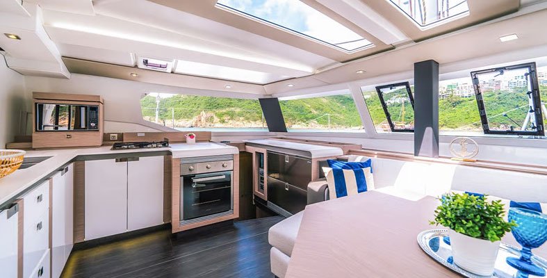 Cuisine et coin repas à bord du catamaran Aumoananui