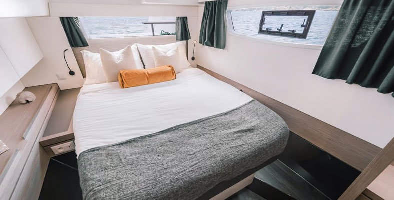 Cabine double avec literie à bord du catamaran
